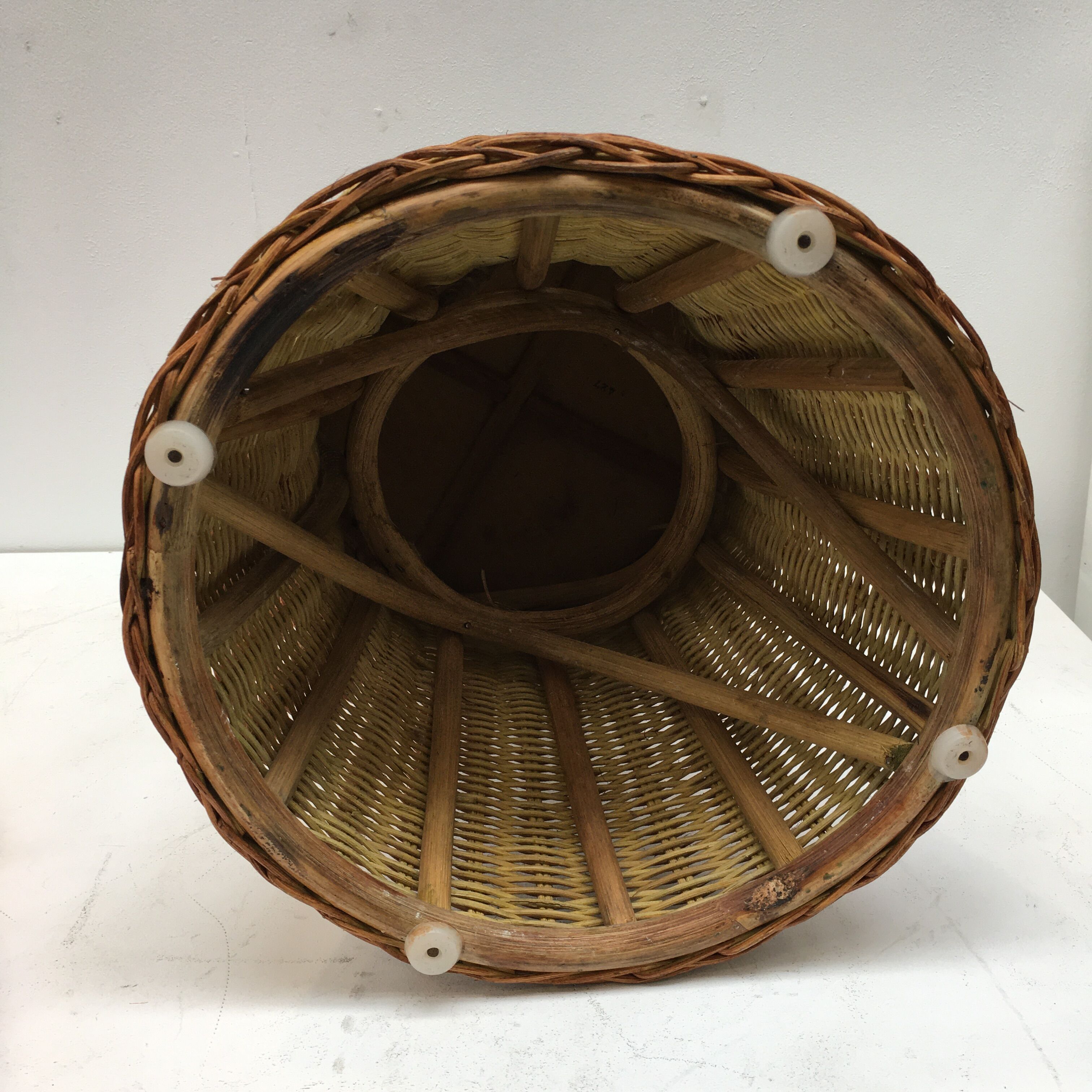 Tabouret diabolo en rotin tressé