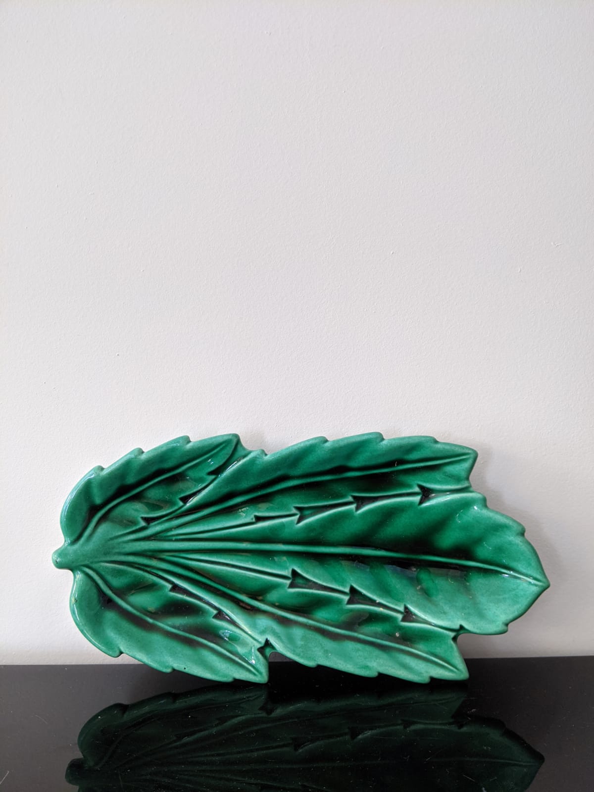 Leaf-shaped aperitif cup