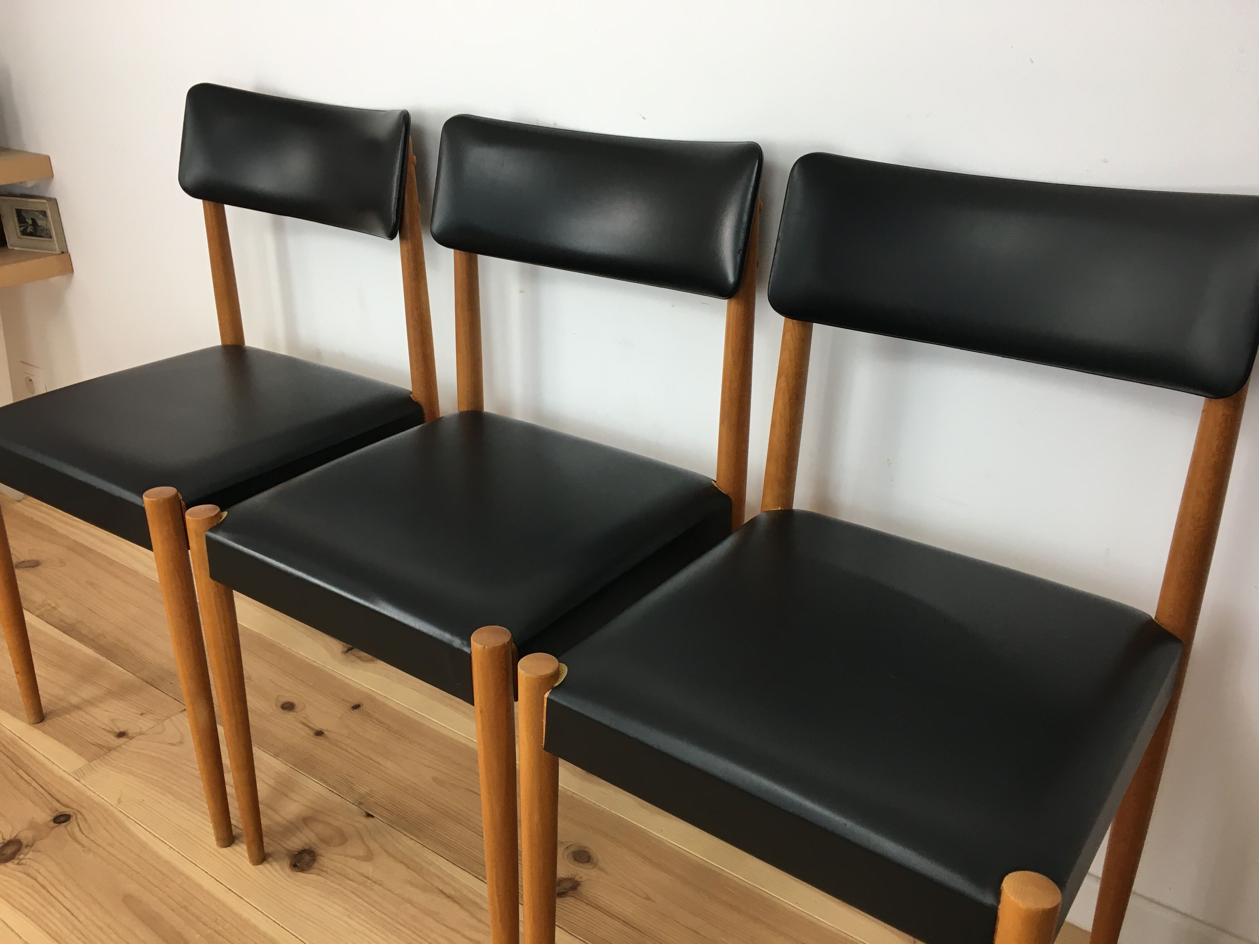 Set de 3 chaises Baumann années 60 hêtre et simili cuir