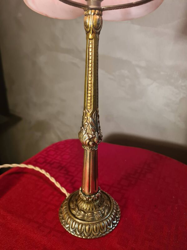 Lampe en bronze et laiton, tulipe en pâte de verre rose mouchetée