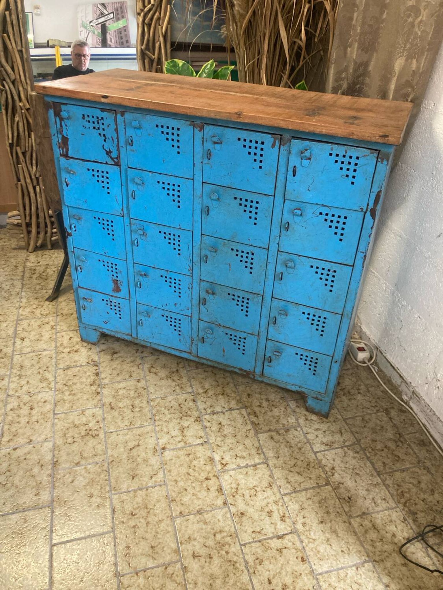 Workshop furniture with 20 blue lockers