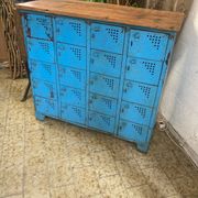 Workshop furniture with 20 blue lockers