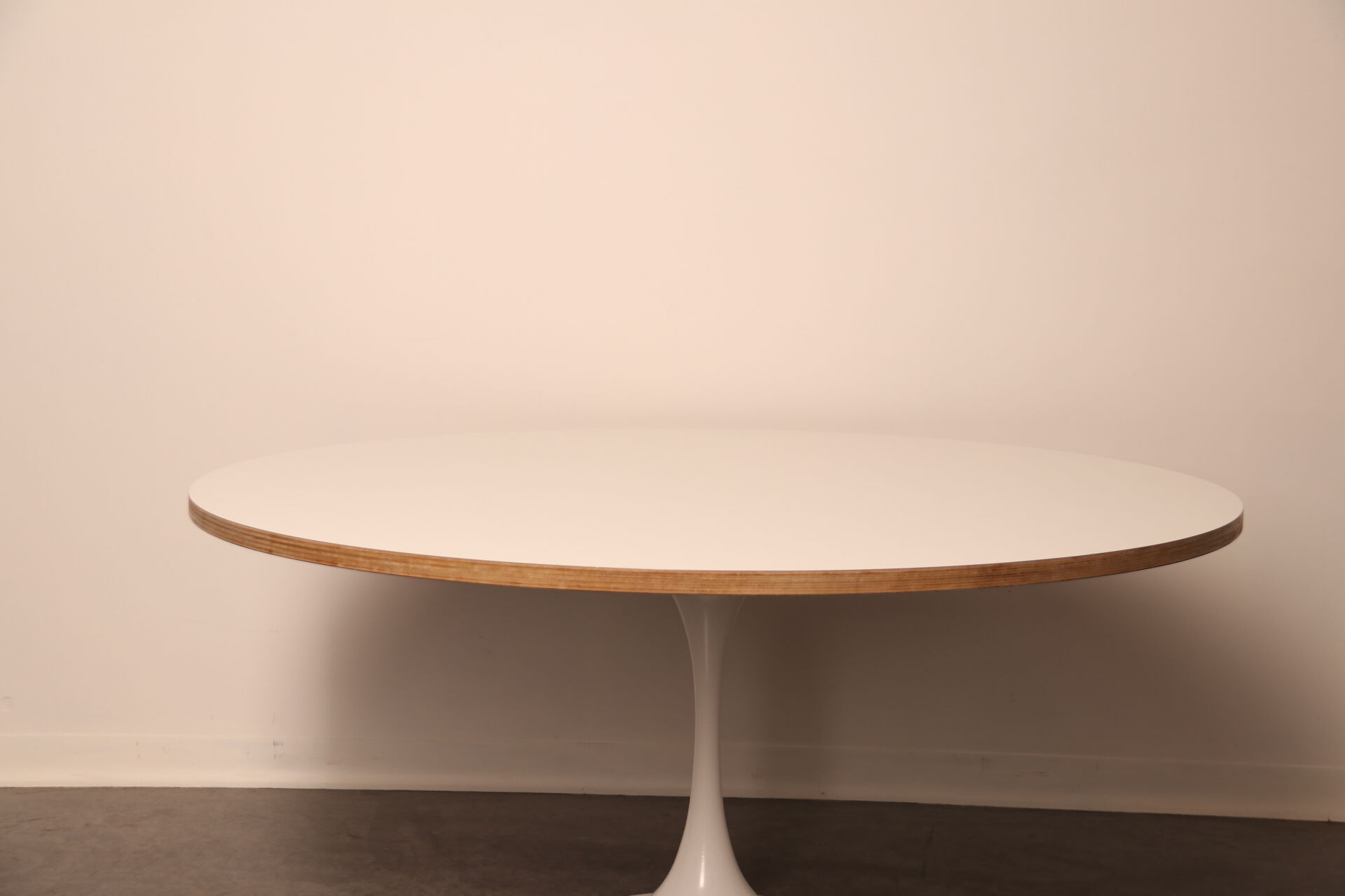 Table basse avec pied tulipe blanche - années 1960
