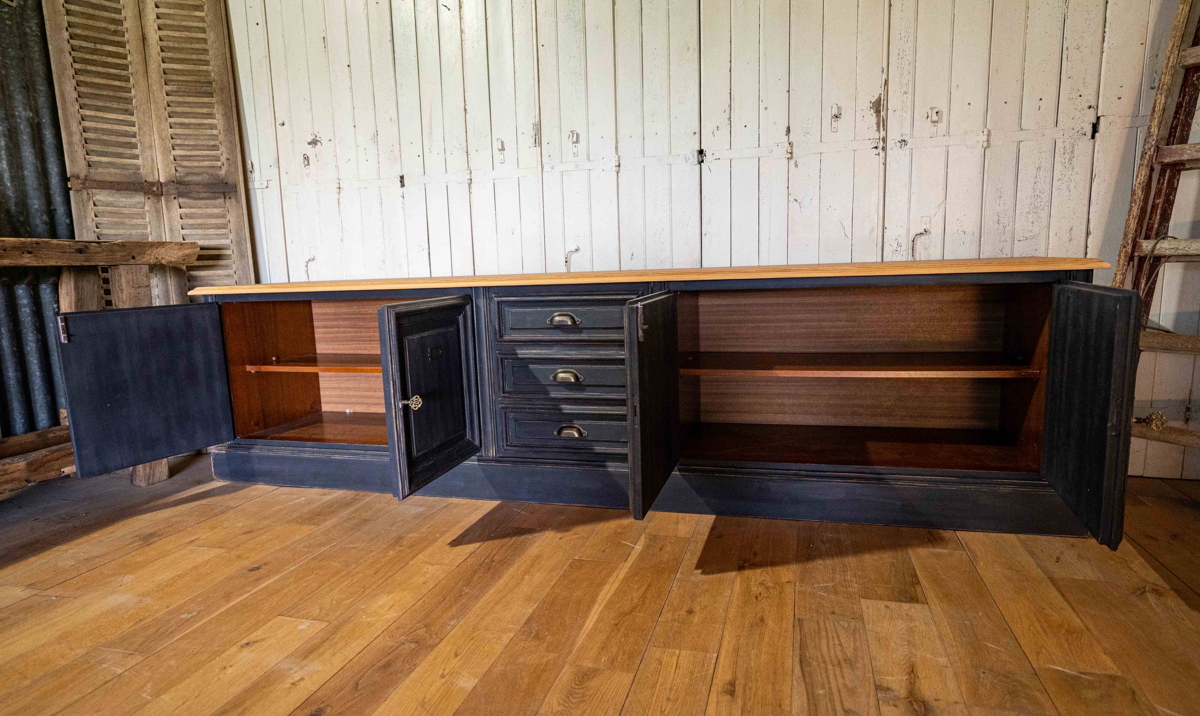 Buffet bas restauré dans le style meuble de métier