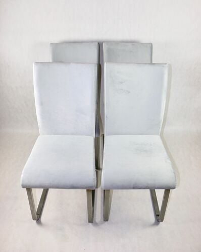 Chaises grises sur pieds en aluminium