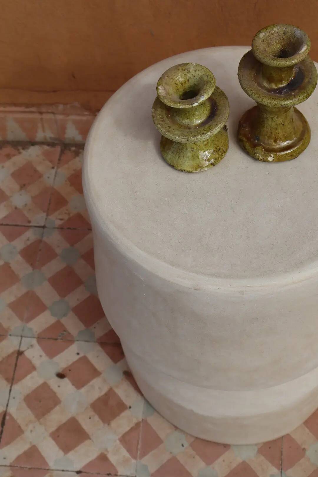 Sculptural side table in tadelakt