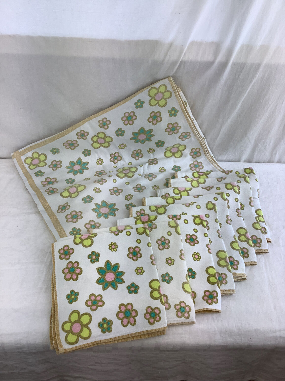 Vintage rectangular tablecloth & 8 towels