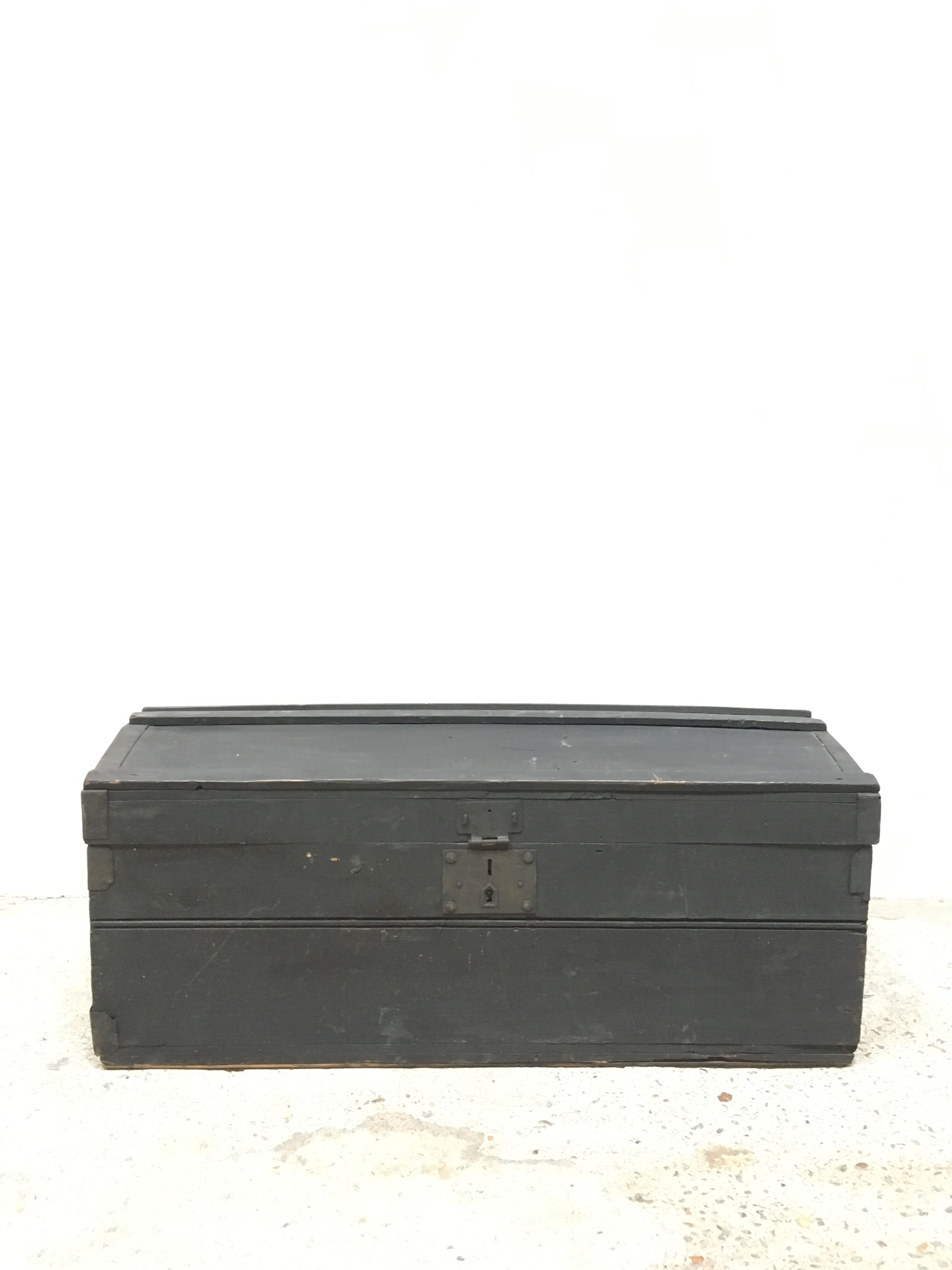 Matte black curved trunk