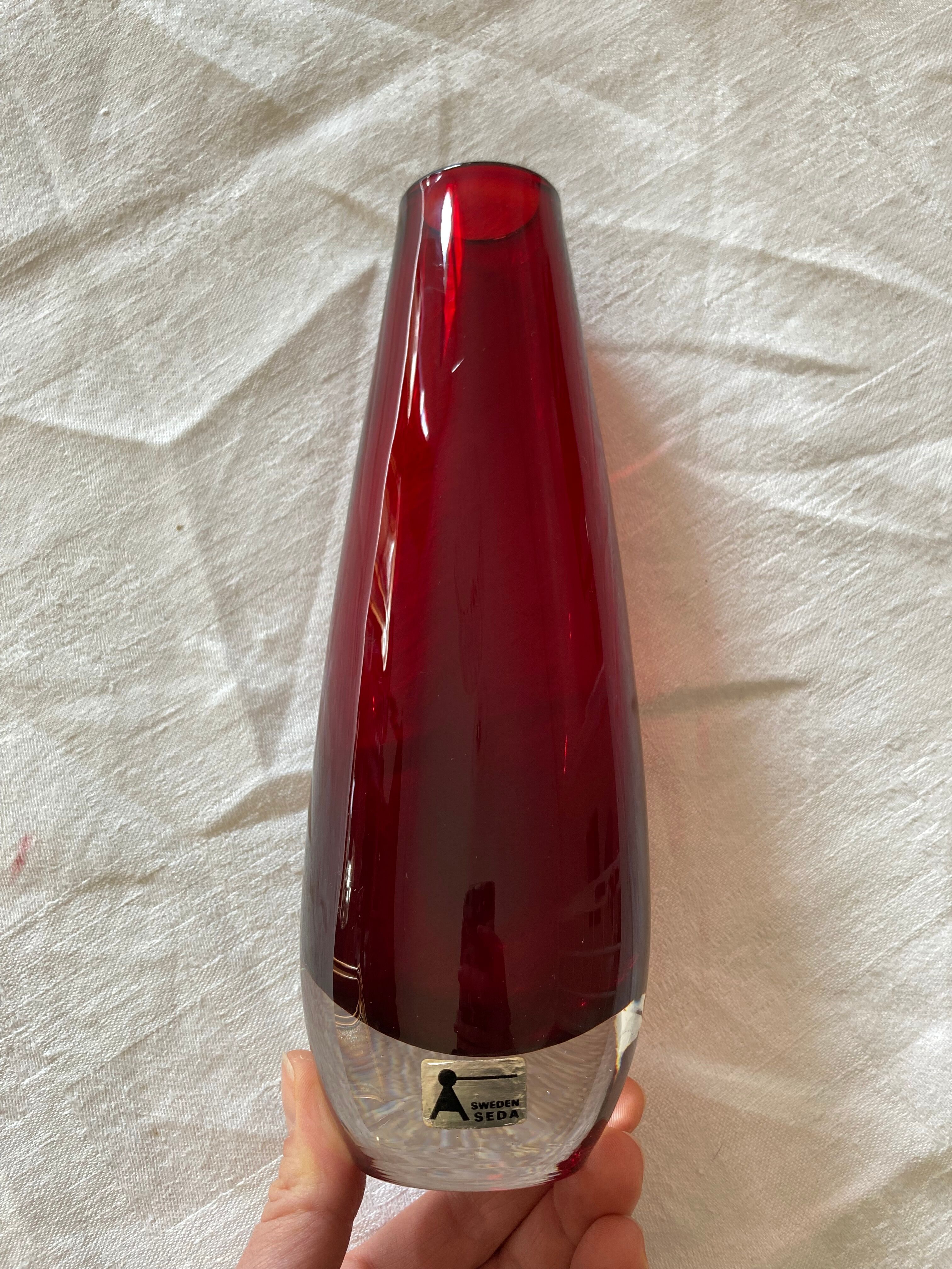 Vase scandinave verre rouge Sweden Seda