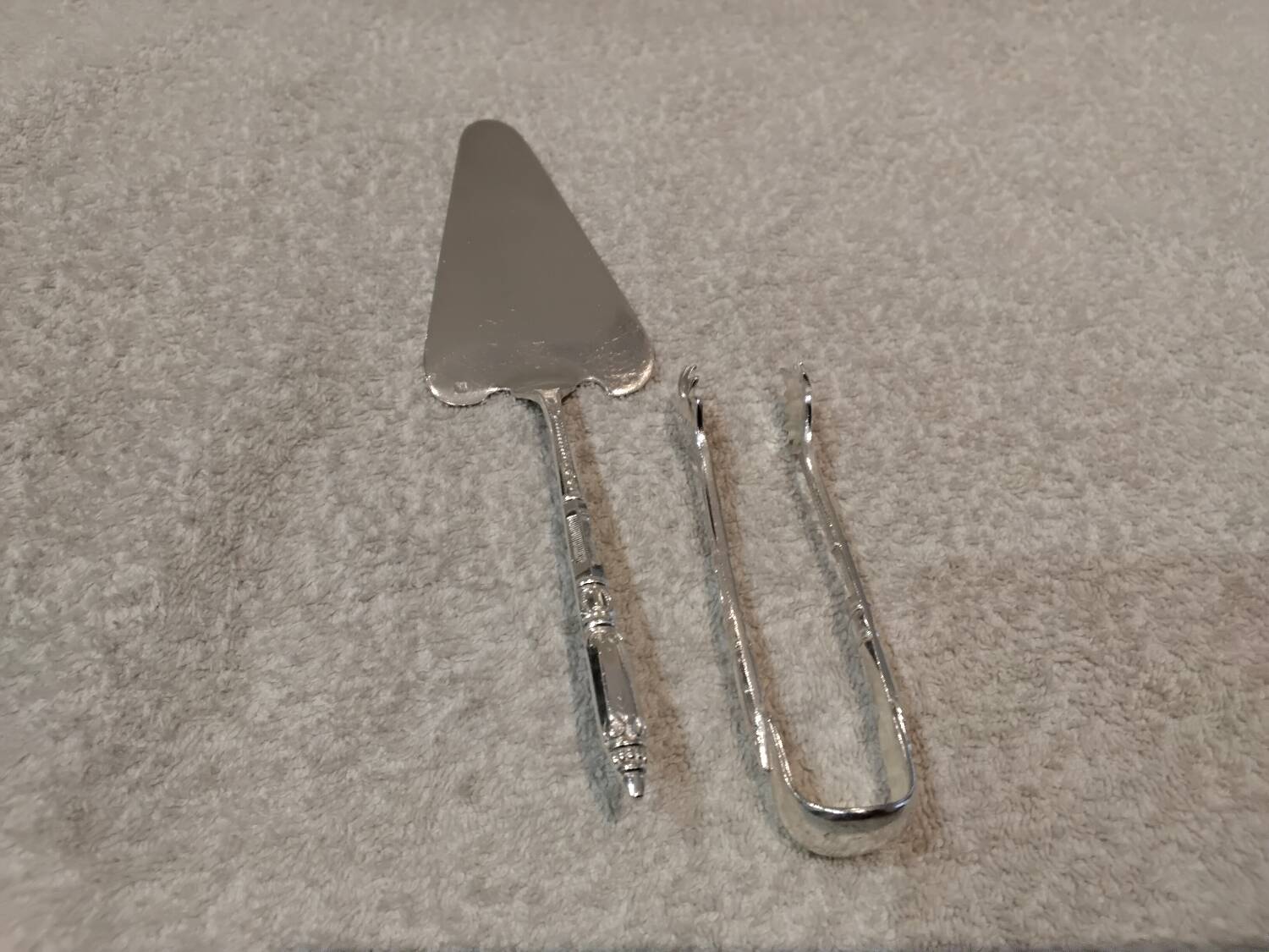 Petite pelle a tarte pince a sucre metal argente orfevre Ercuis russe