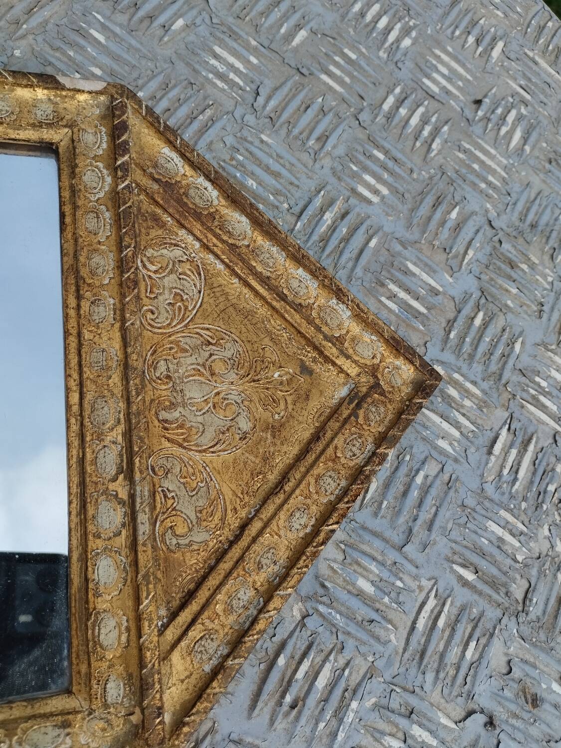 Antique Venetian mirror in gilded wood