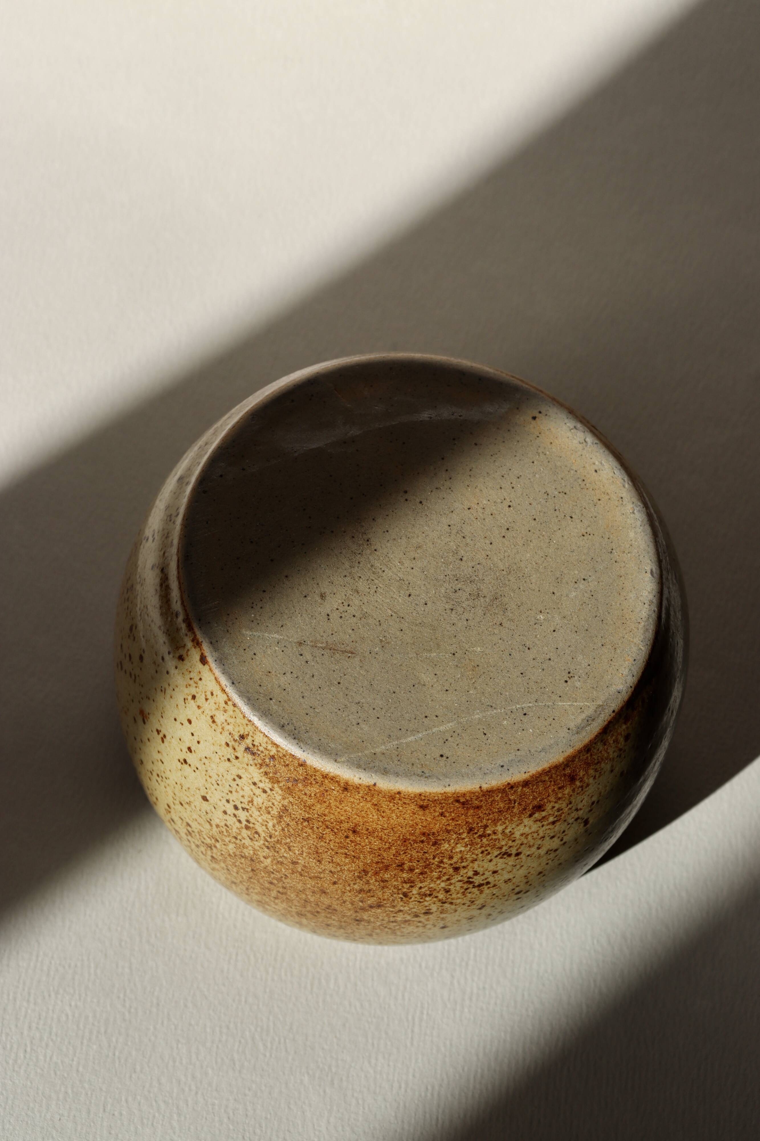 Pot en grès moucheté