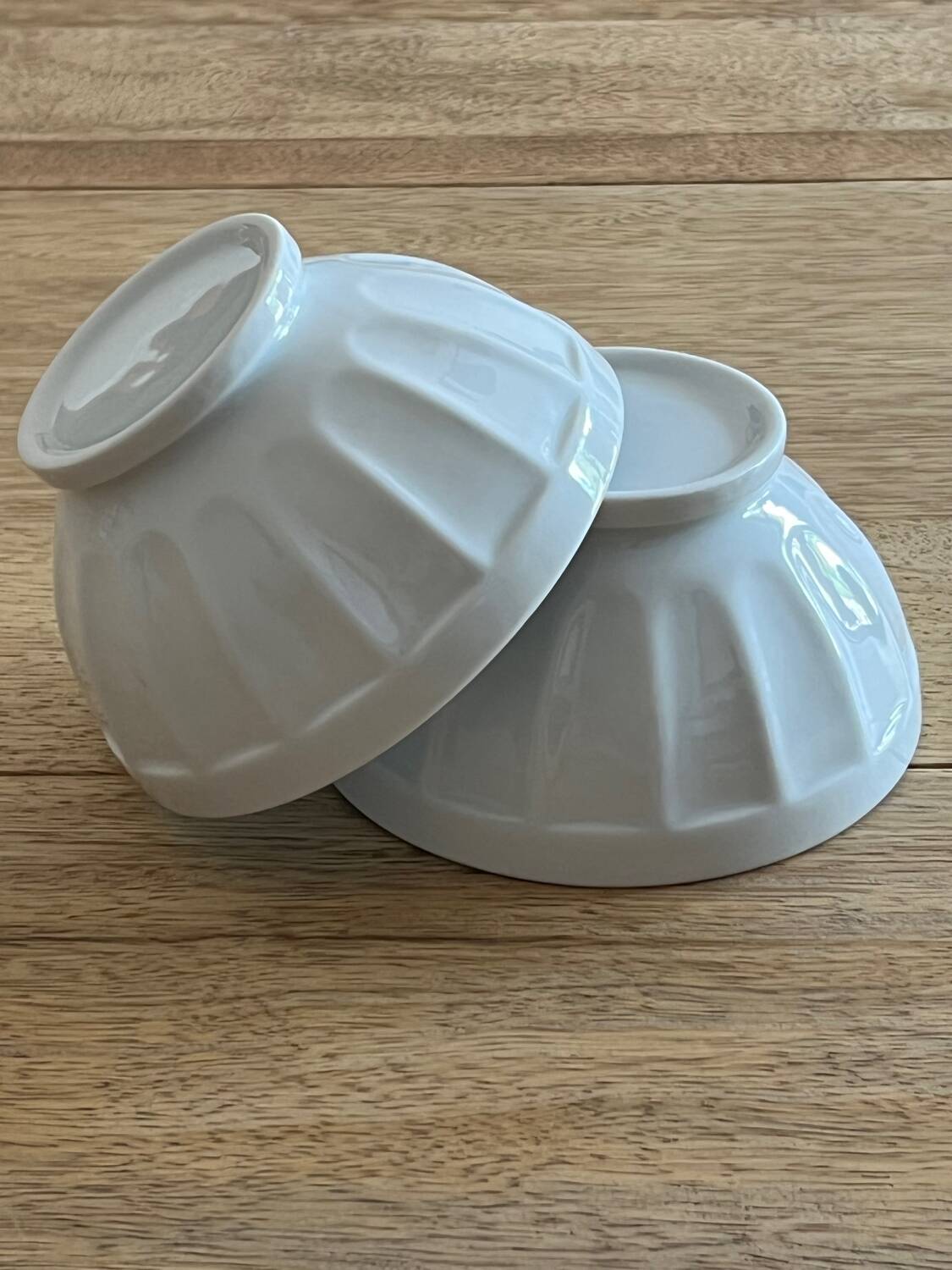 2 bols blancs à facettes