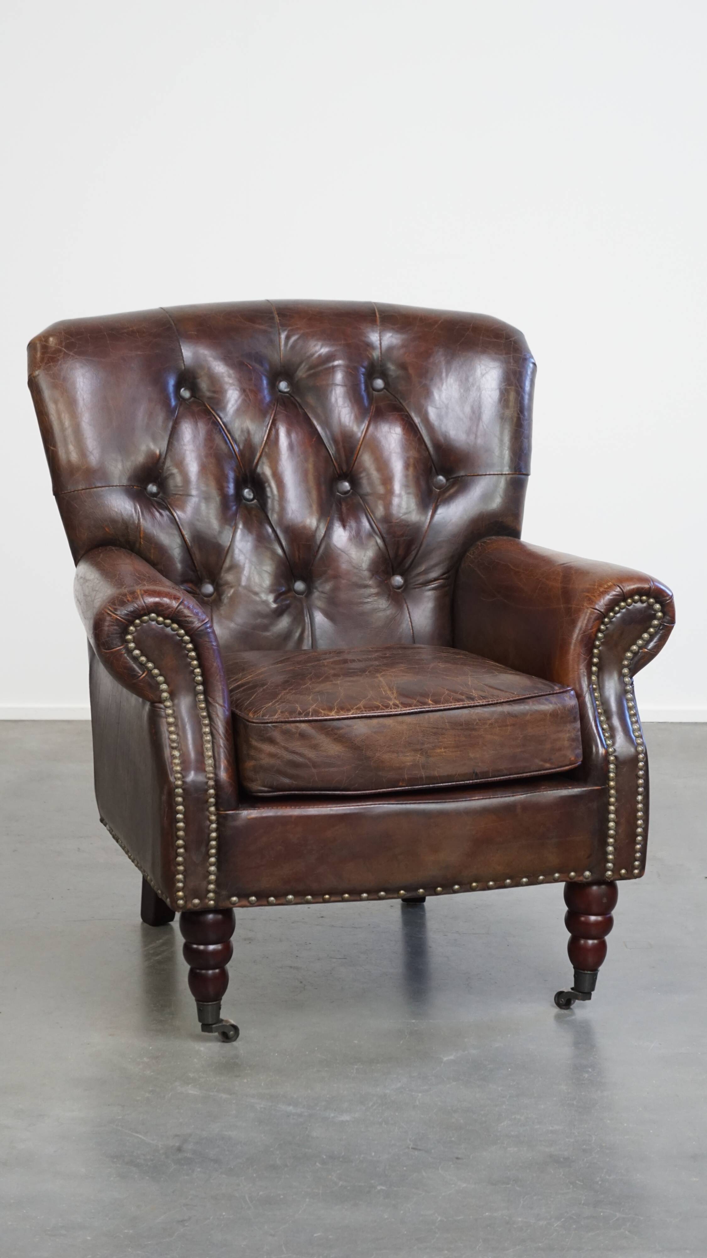 Fauteuil Chesterfield classique en cuir de vachette grainé couleur cognac