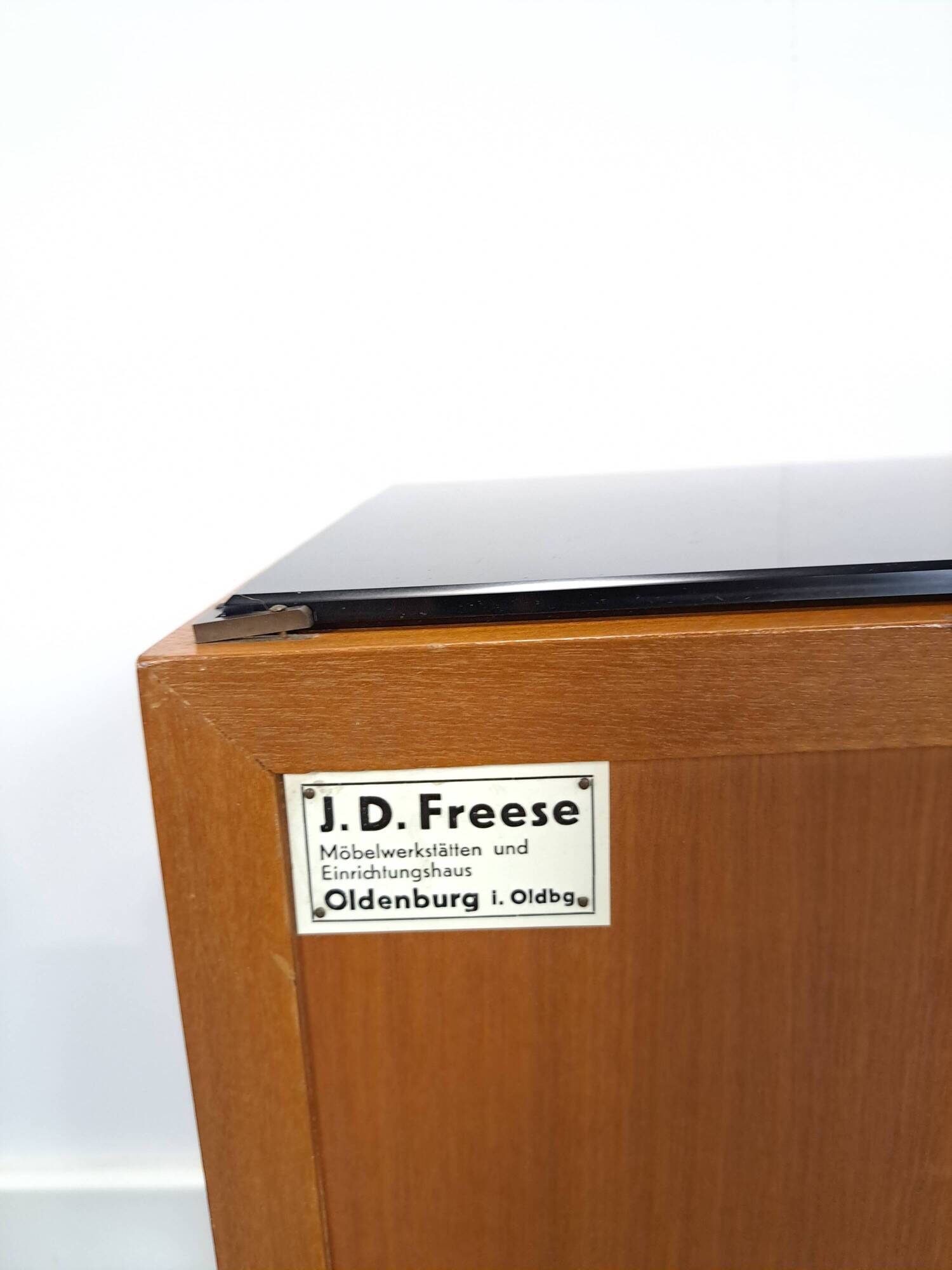 Mid-Century kastje J.D. Freese met klep en zwart opaline glas