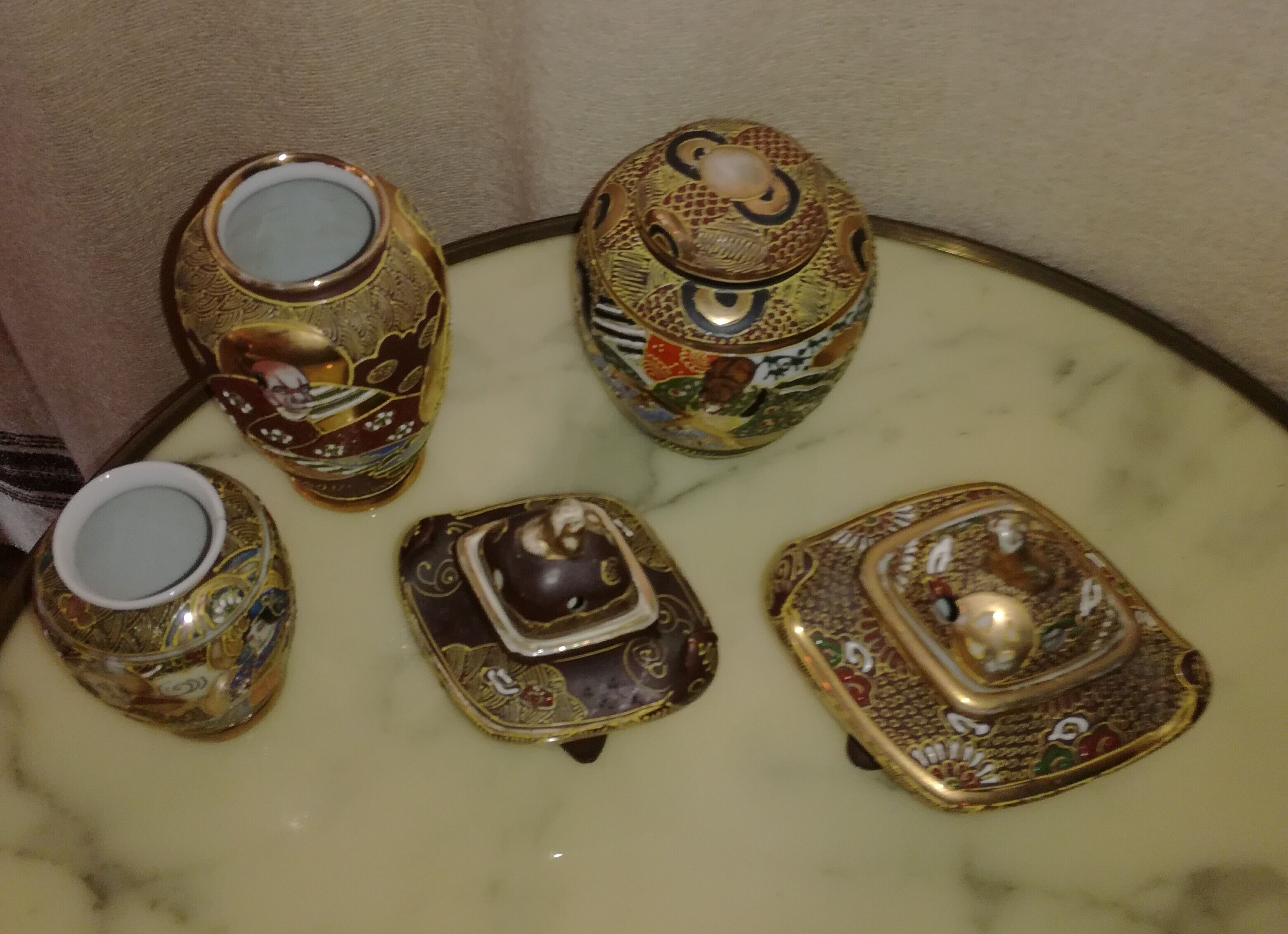 Lot de cinq miniatures en céramique japonaise