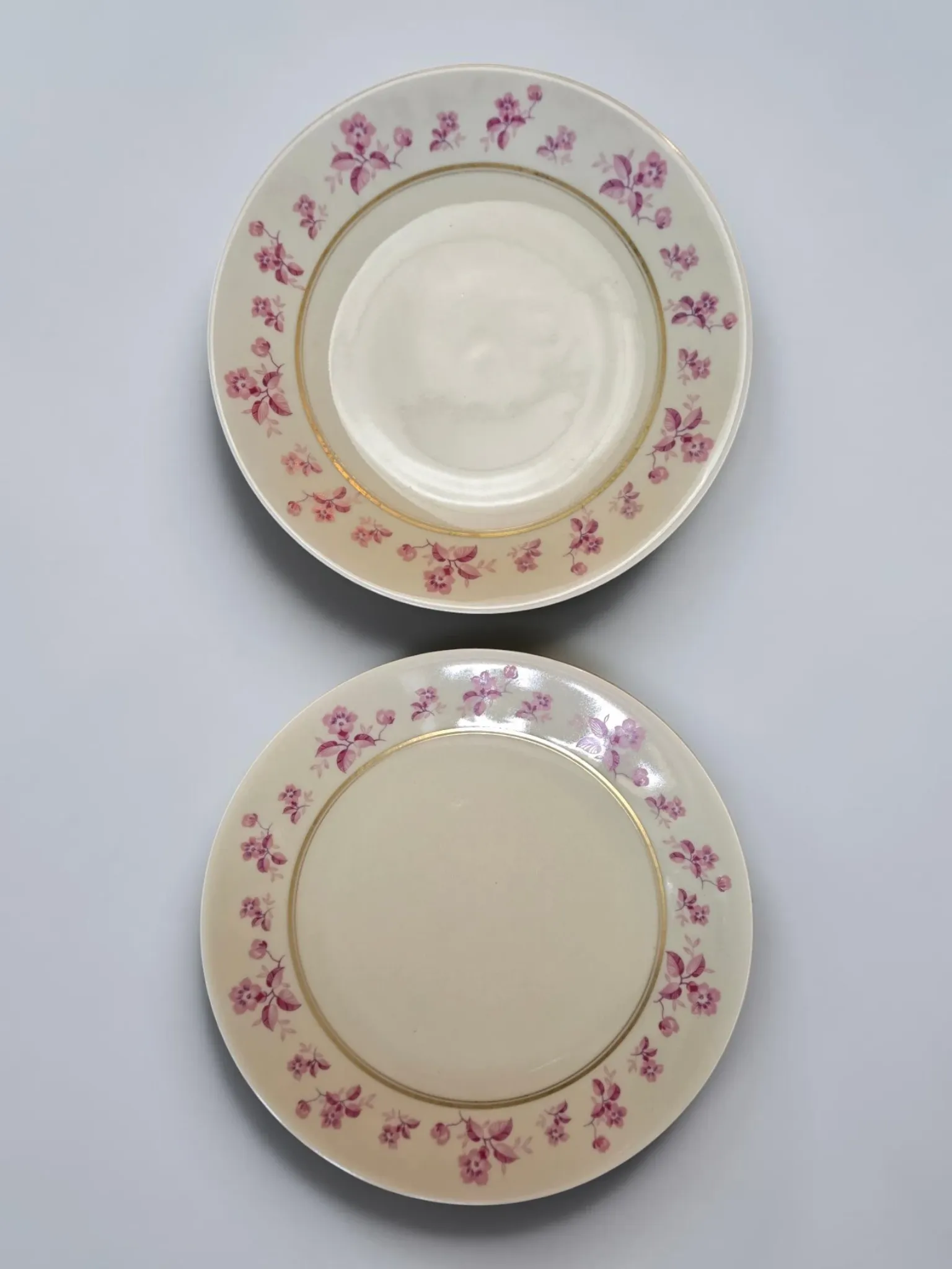 4 flat plates in fine Limoges porcelain from the Raynaud house.