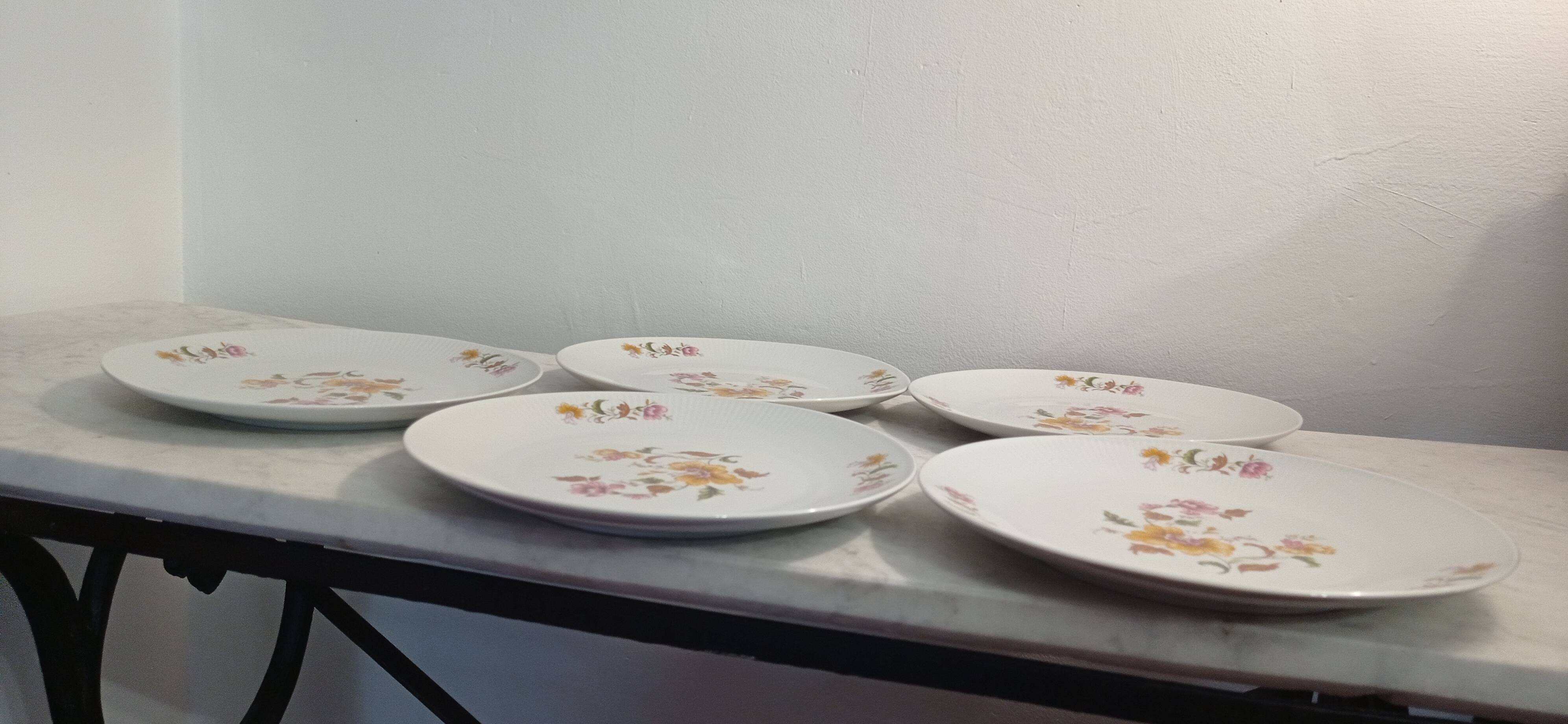 Porcelain flat plates with floral decoration