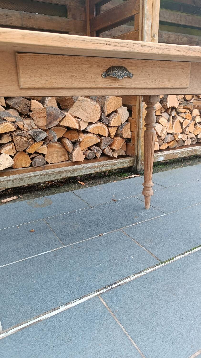 Antique light oak table with turned legs – chic country style