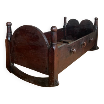 Old Vosges cradle in solid pegged walnut, 19th century see before
