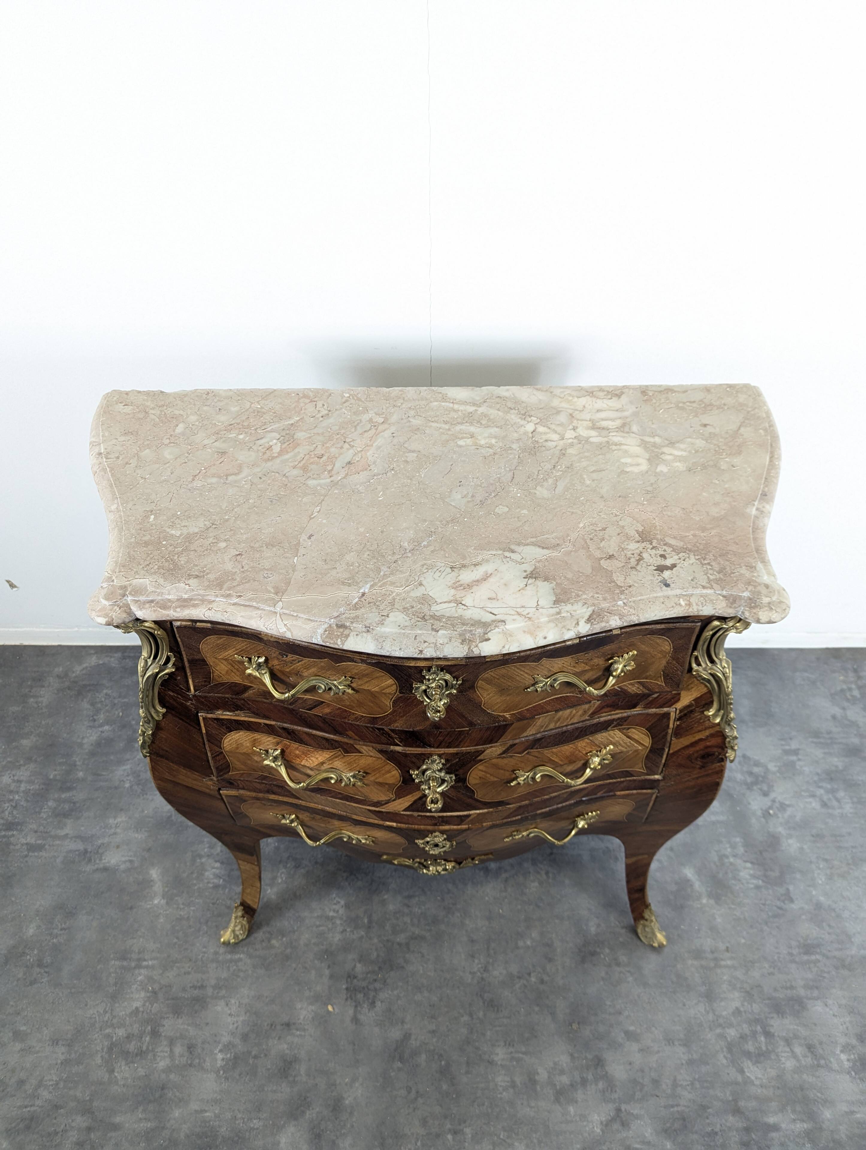 Louis XV period chest of drawers in rosewood marquetry
