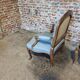 Fauteuil de style Louis XV en bois sculpté – tissu bleu