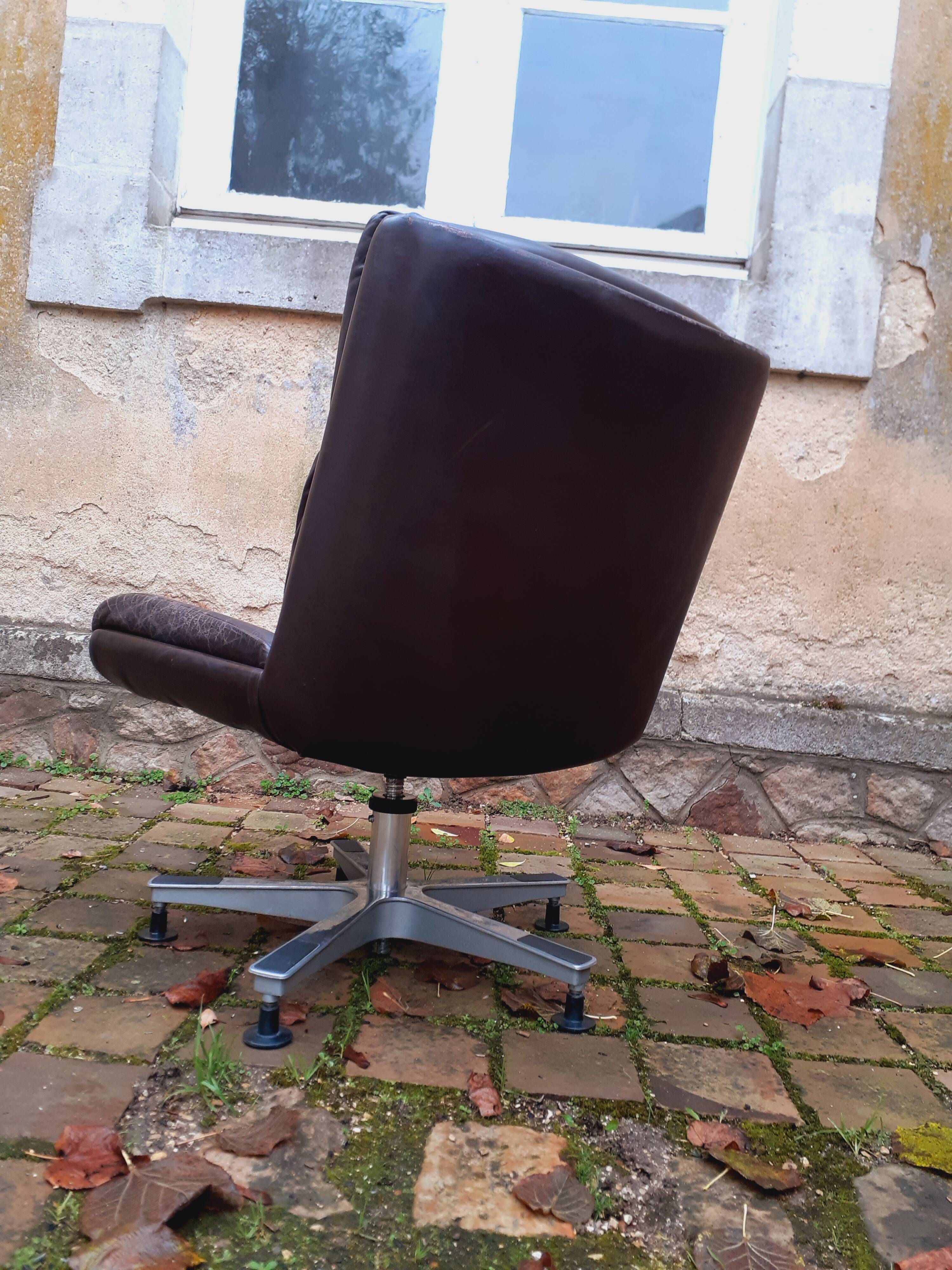Swivel leather armchair from the 70s, Italian design.