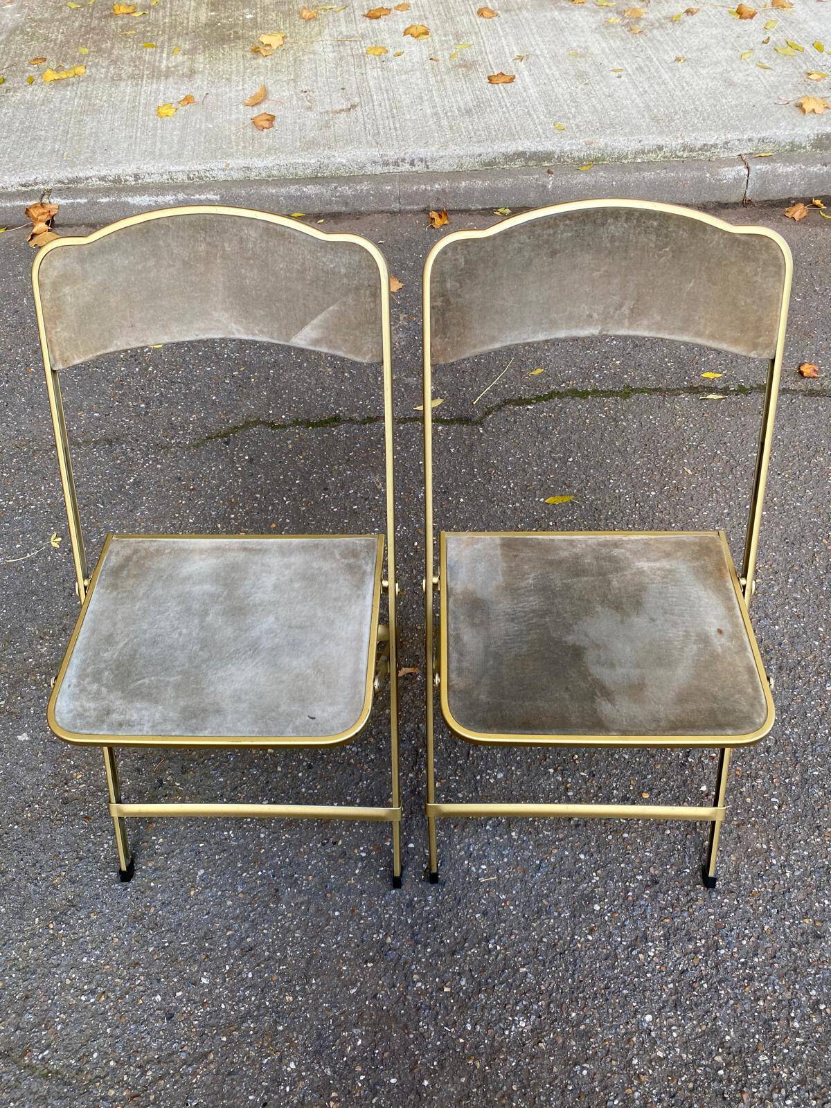 2 folding opera theatre chairs in gold-plated steel and beige velvet, 1970