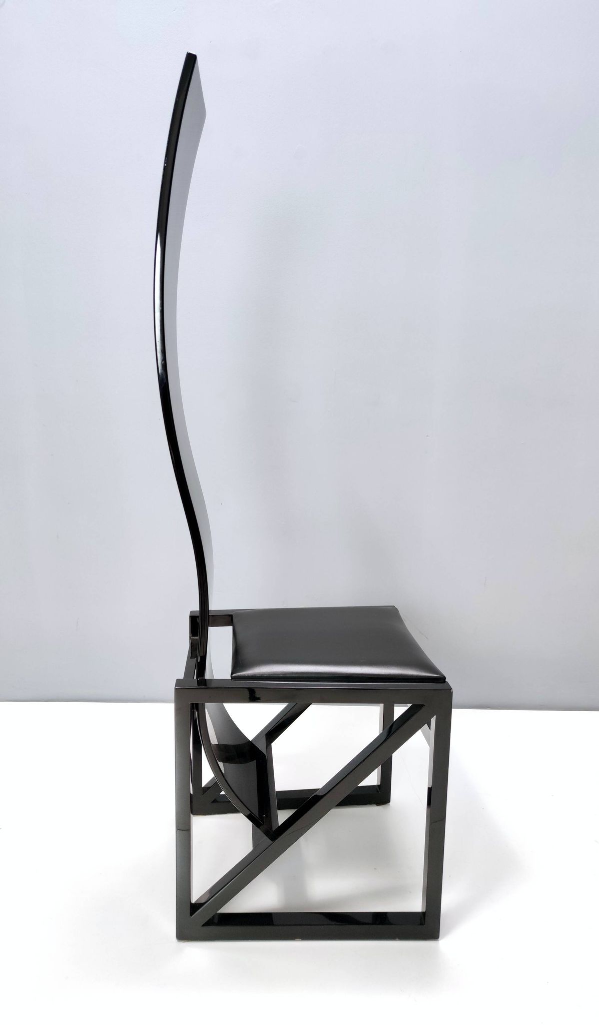 This chair from the EDO series was designed by the Japanese architect Kisho Kurokawa in the 1980s an