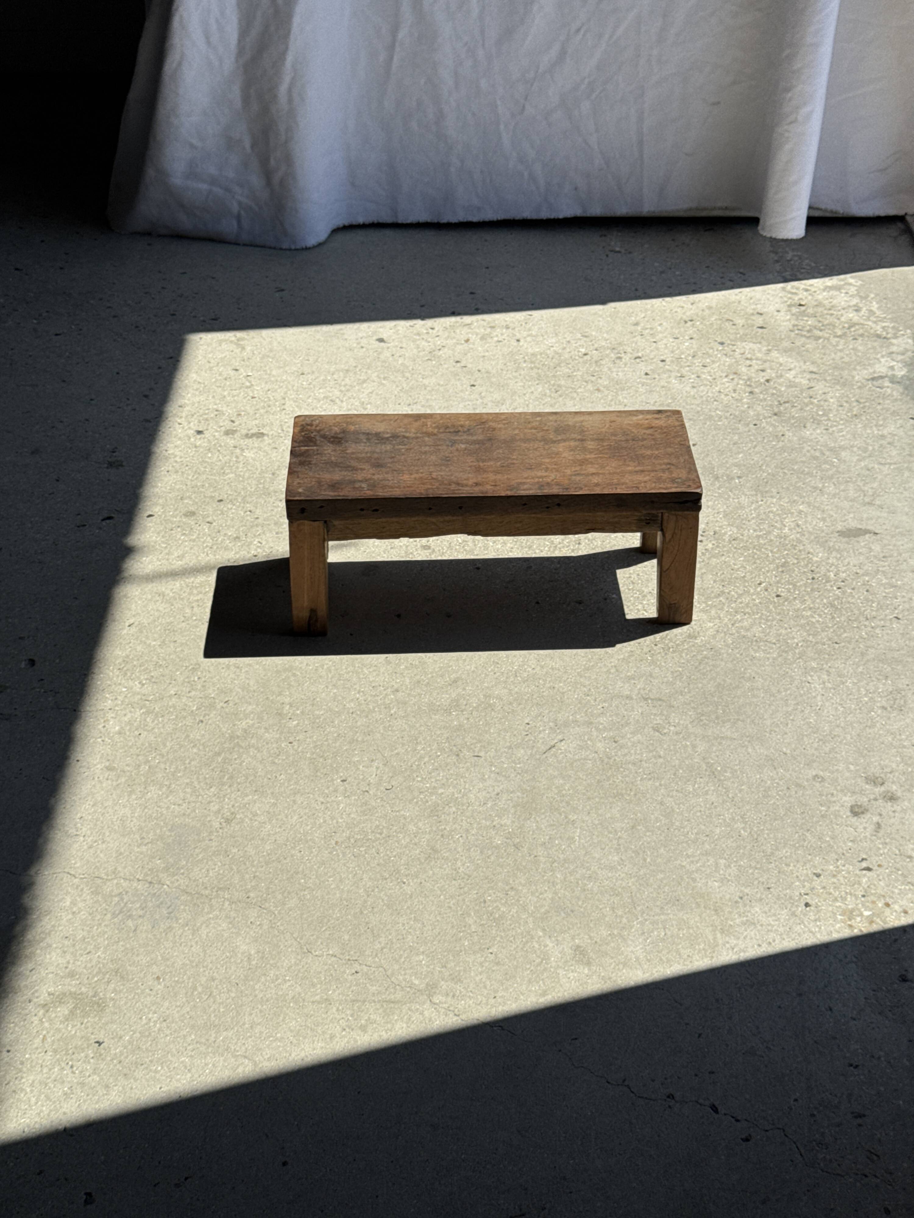 Petit banc en teck ancien rectangulaire quadripode d'Indonésie H20 L45