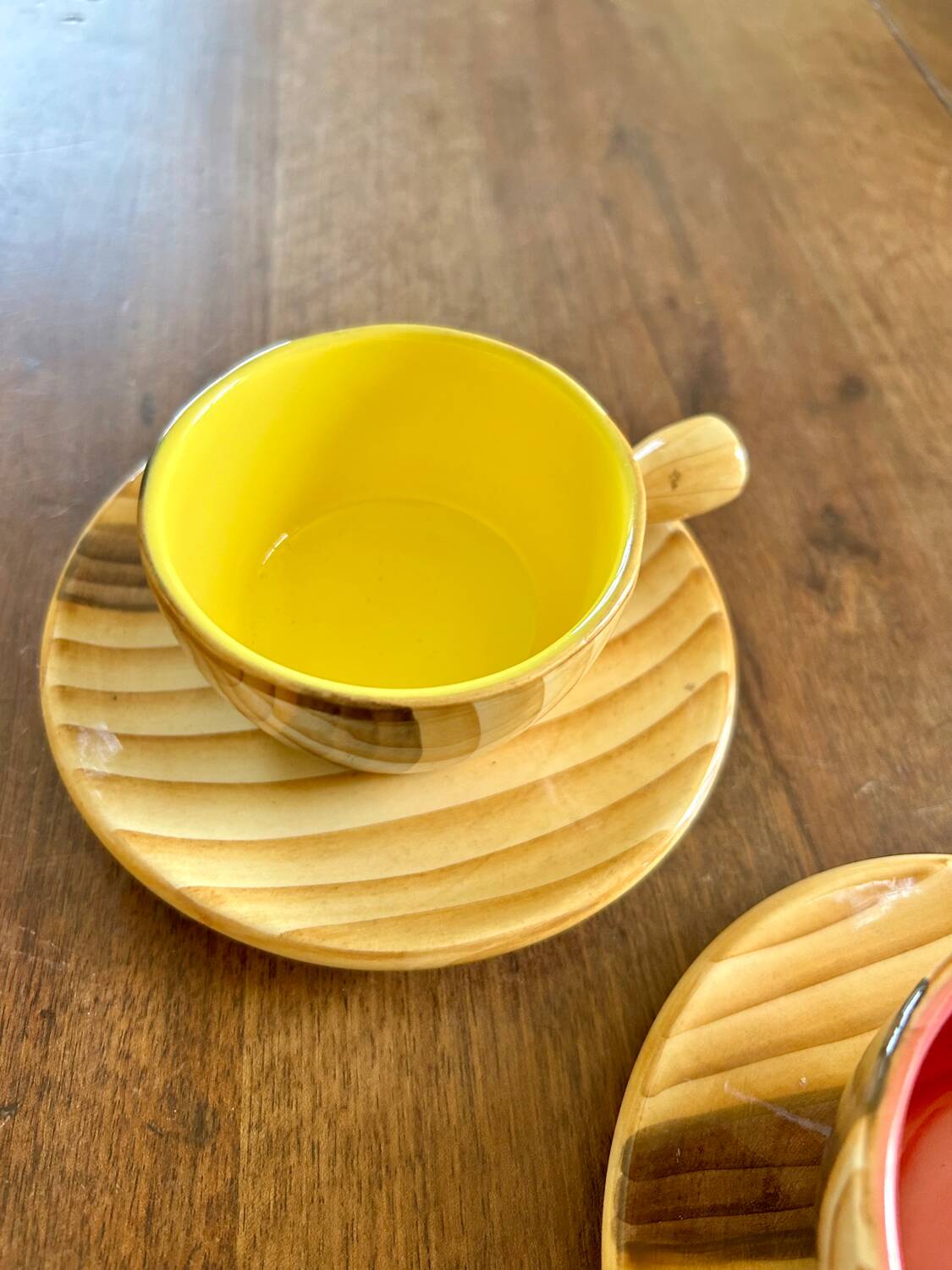 Vallauris coffee set – wood effect & colorful interiors