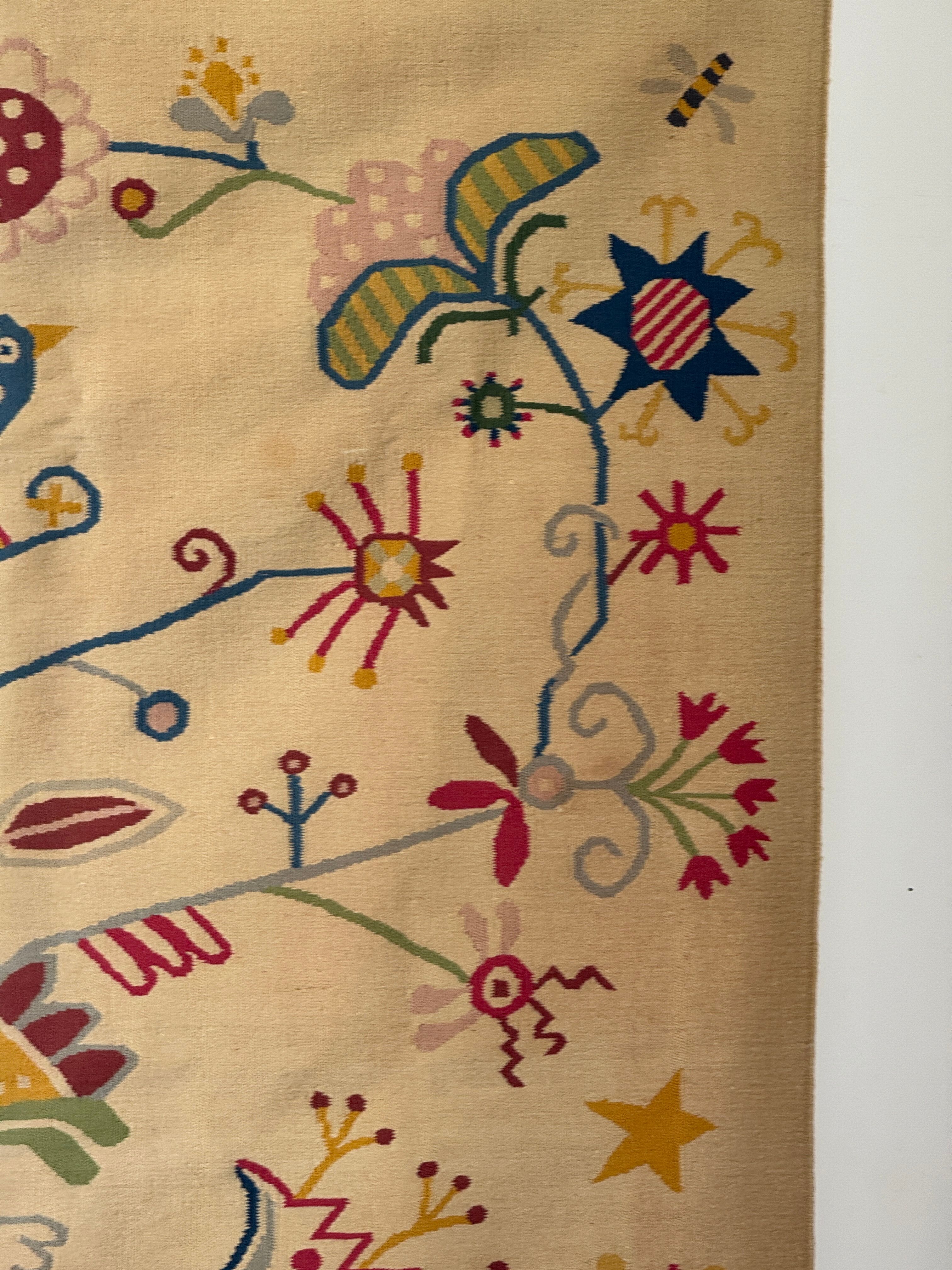 Large beige Indian rug with floral patterns 196x137.