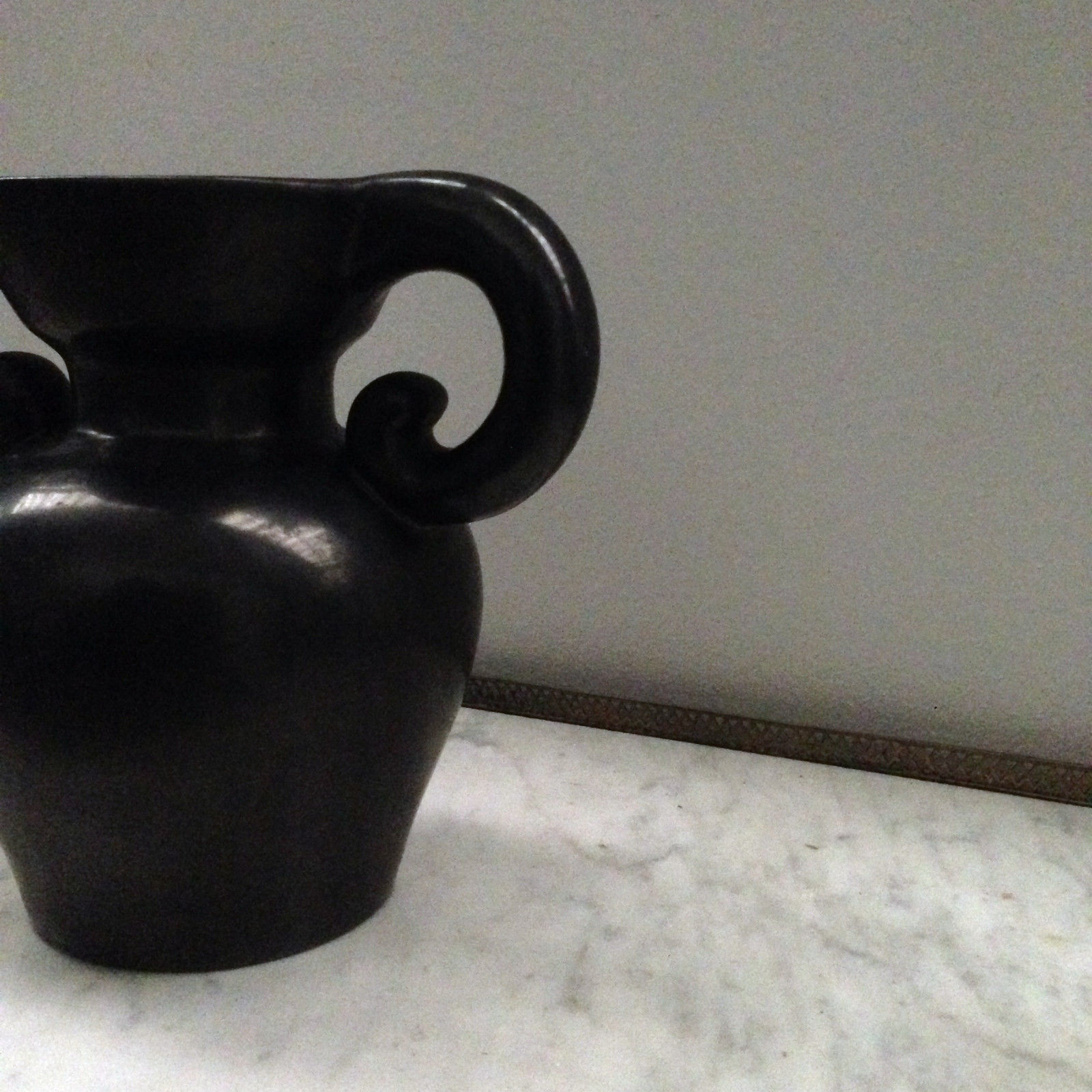 Vase minimaliste comportant anse