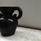 Vase minimaliste comportant anse