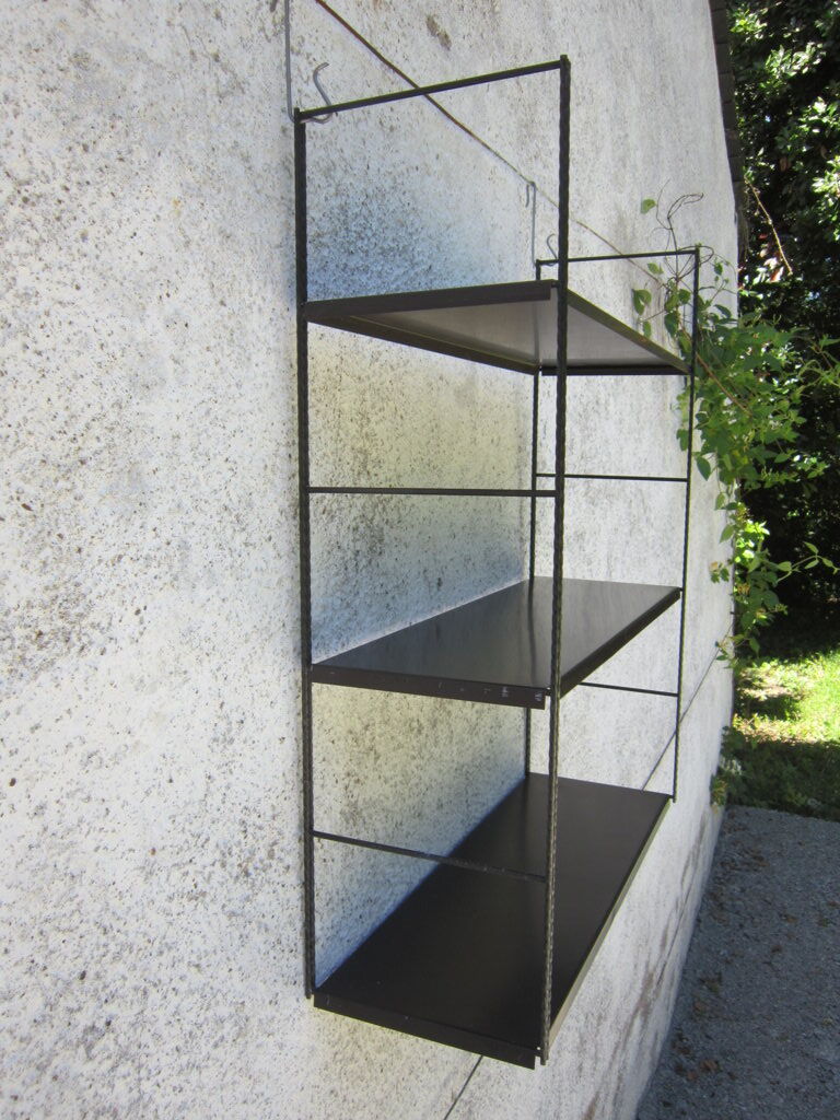 Shelf wall metal string