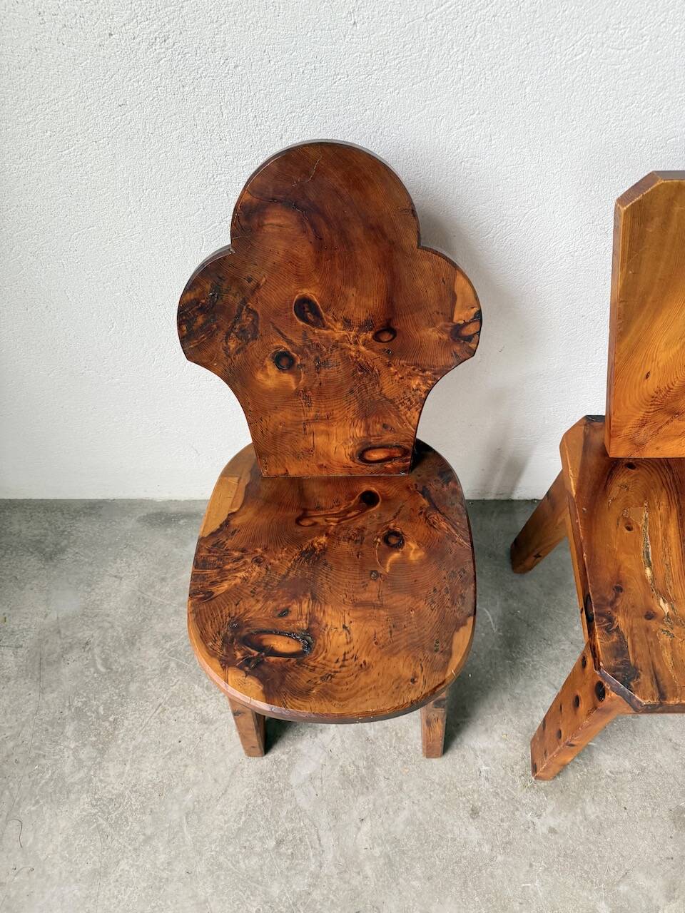 Paire de chaises brutalistes savoyardes en pin