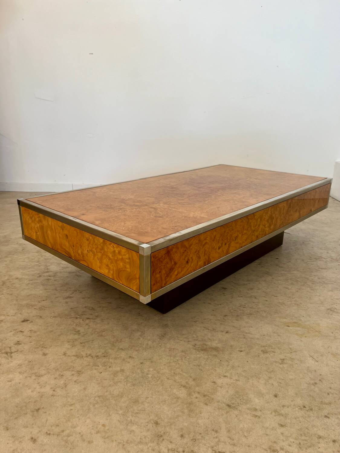 Old Italian design coffee table from the 70s in elm burl and metal / Willy Rizzo