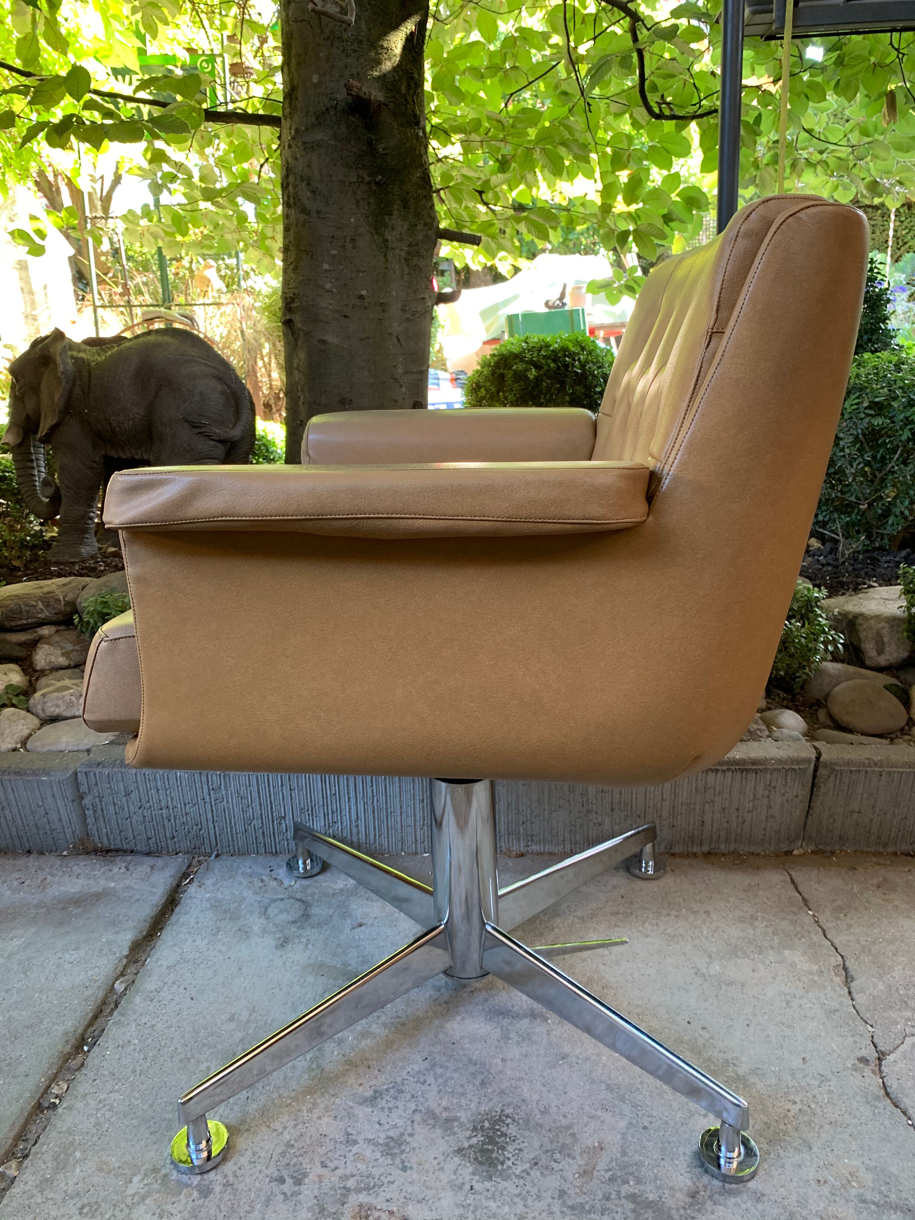 Airborne 1970s "bridge" swivel chair