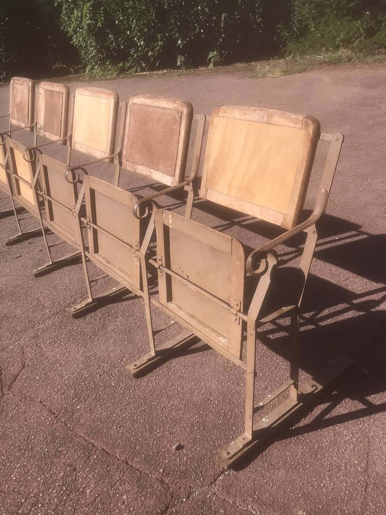 Série de 5 strapontins fauteuils de cinéma bois 1950