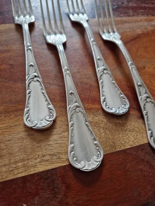4 fourchettes à entremets Christofle en métal argenté modèle Chrysanthèmes
