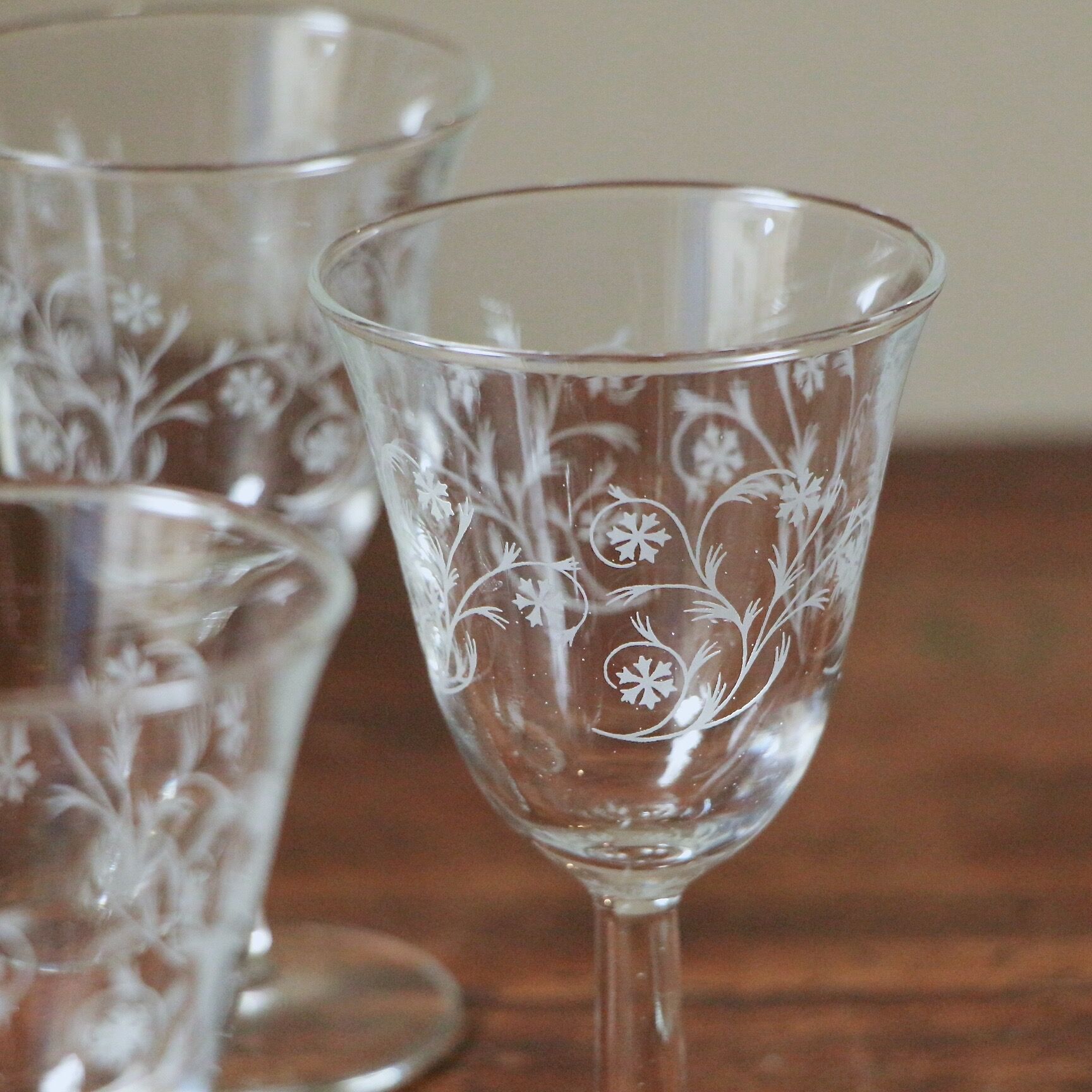 Glass glass service with glass flower motif