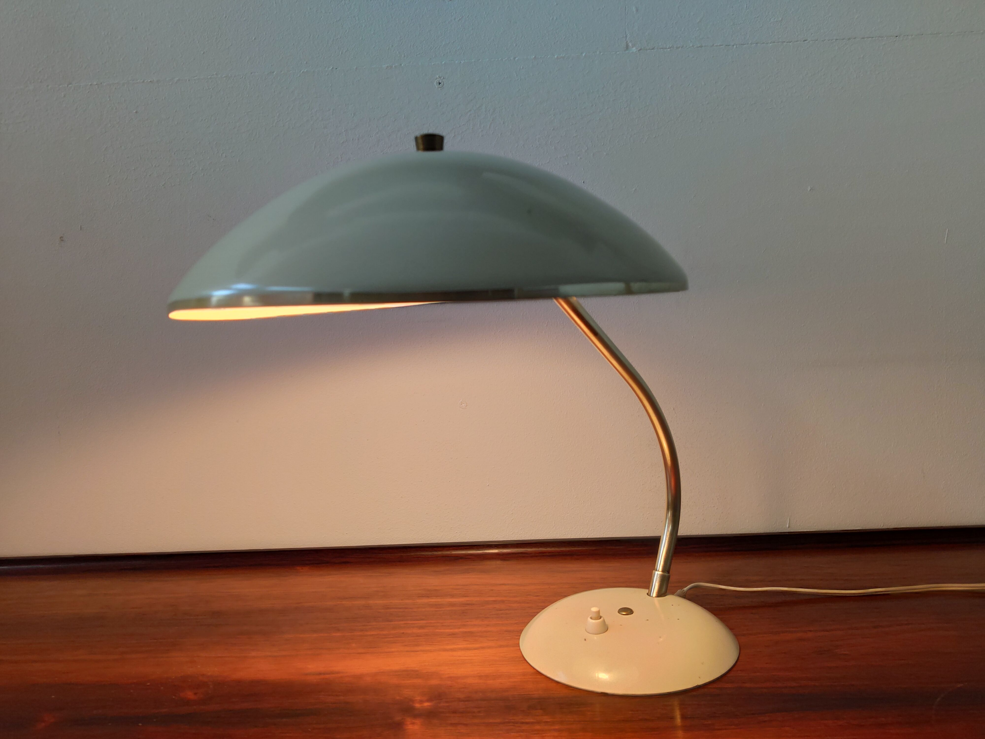 Brass and metal-laying lamp