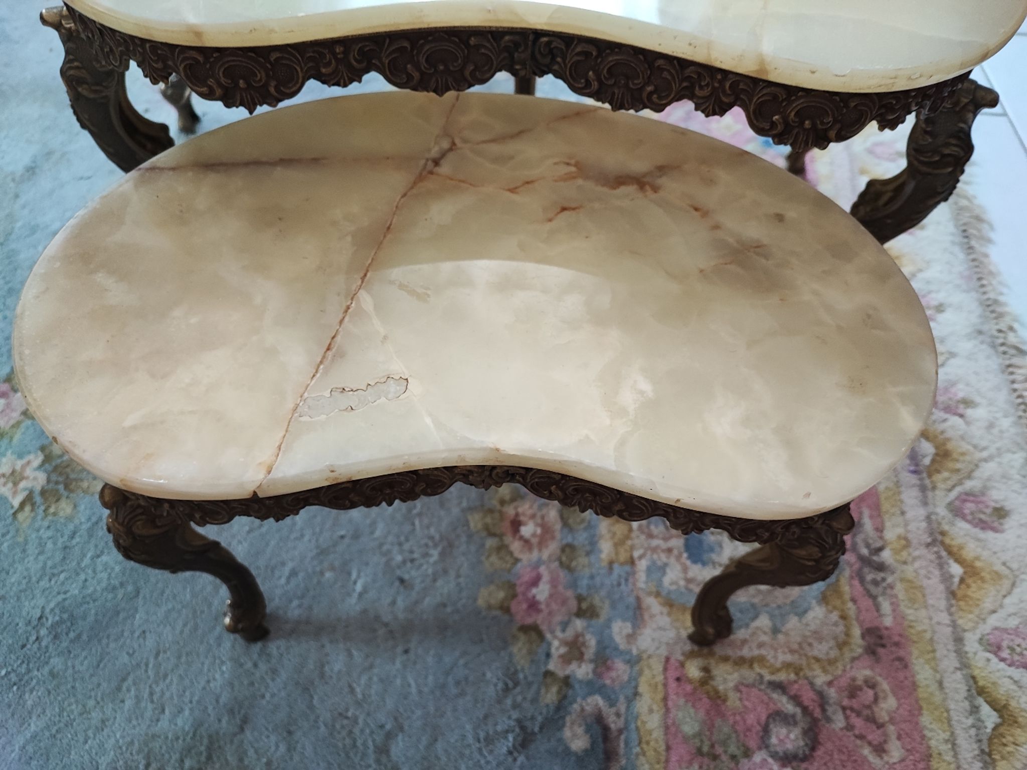 Kidney bean nesting tables