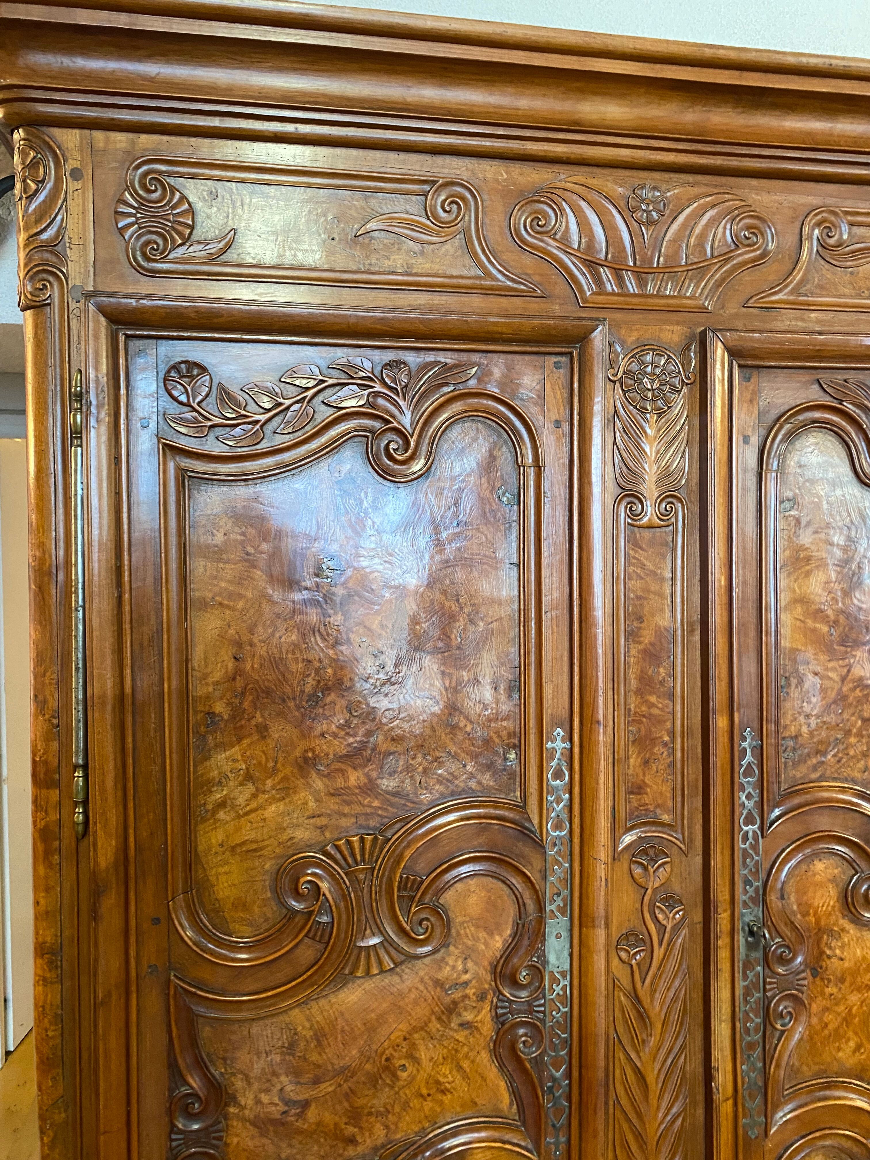 Bressane cabinet dated 1863, in walnut, ash and ash magnifying glass