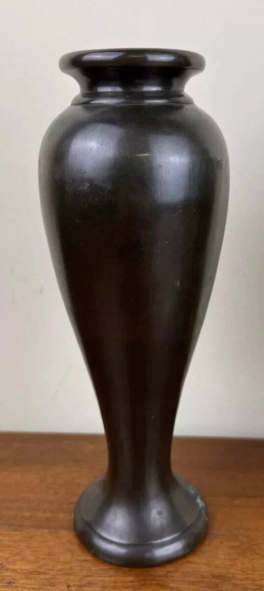 Paire de vases en bronze à patine noire