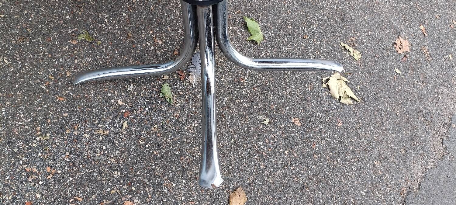 Tulip-shaped office chair