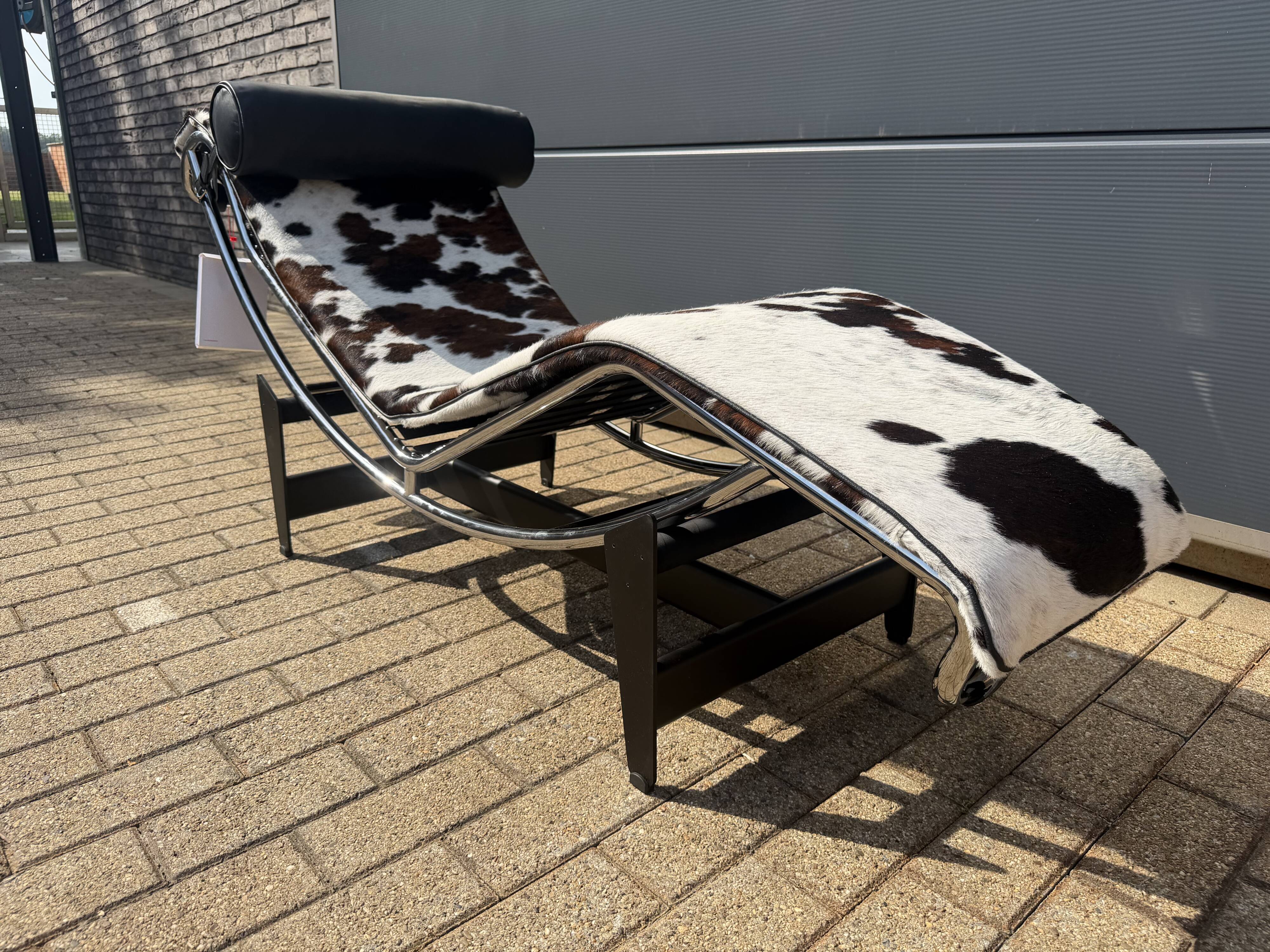 Cassina LC4 Le Corbusier original (signed) in cowhide, in new condition.