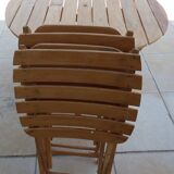 Table and 2 folding garden chairs in natural wood