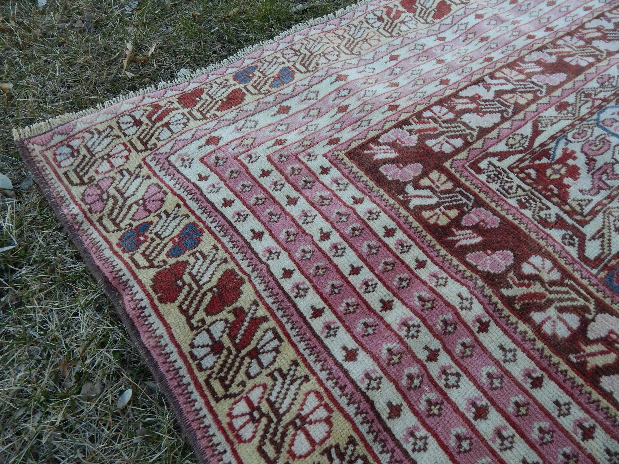 Vintage handmade Turkish rug 134x183 cm