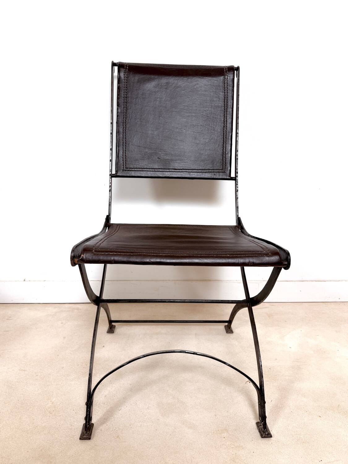 Ensemble de 2 chaises pliantes anciennes en fer forgé et cuir